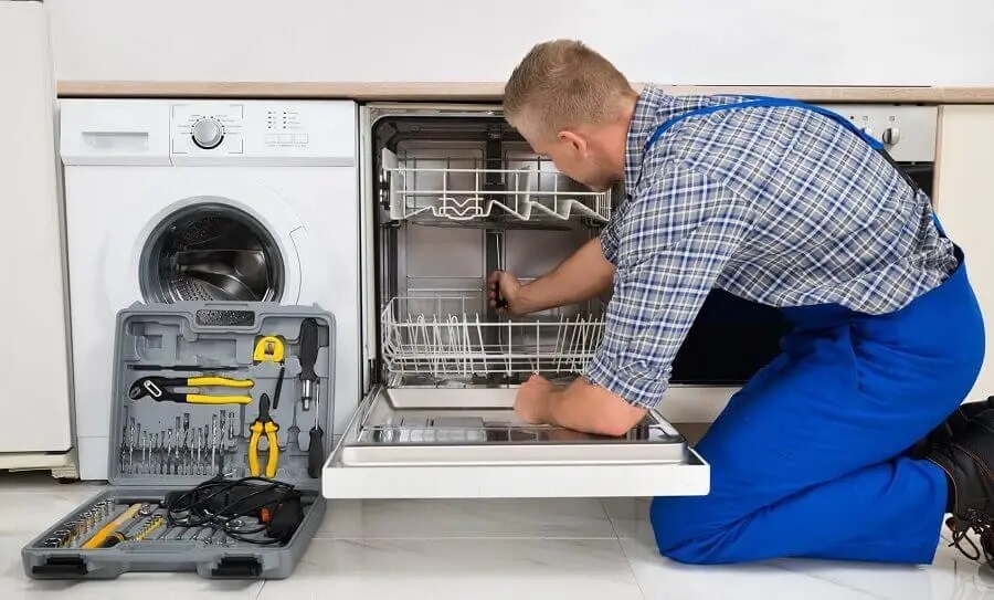 Derince İmmergas servisi teknisyen ekibi beyaz eşya tamiri yaparken